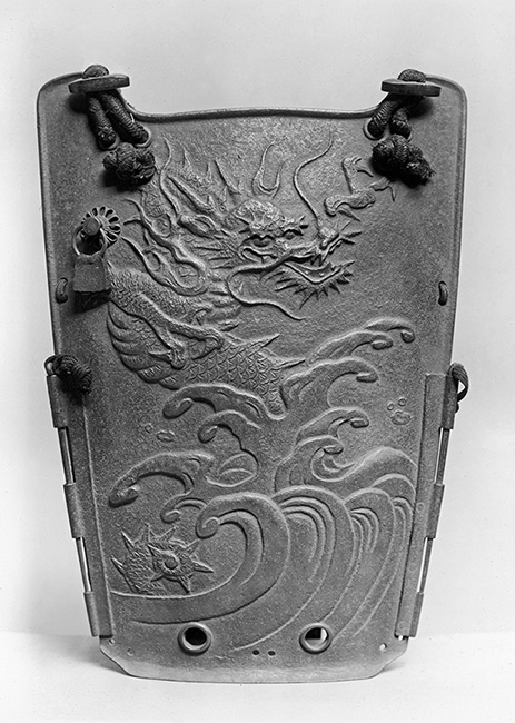 Dragon reprezentat pe o armură japoneză din sec. XVII
